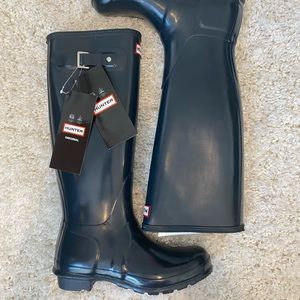 Hunter Rain Boots (Original Gloss in Navy) size 8. Never worn before